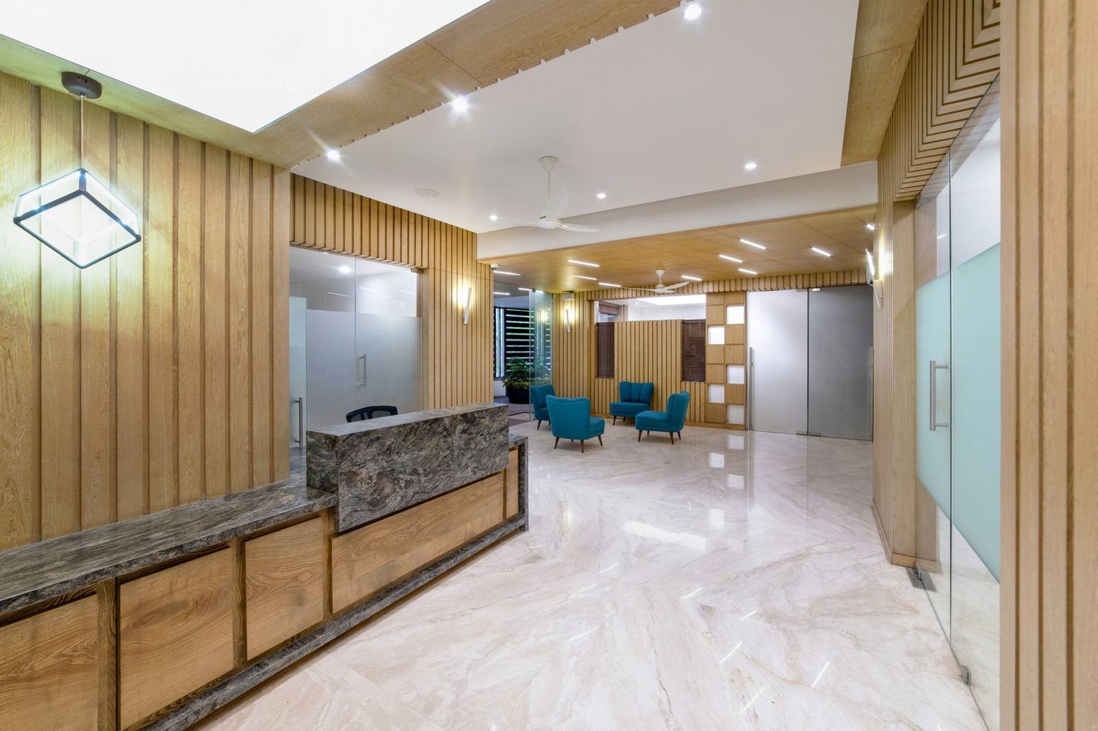Le hall d'accueil lumineux d'un établissement de soins